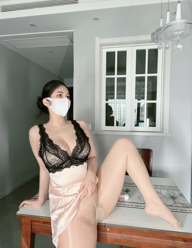 图片[1]-【微密圈】120斤的小王同学-桌底的西红柿[70P1V-279MB]-写真栈-xiezz.cc