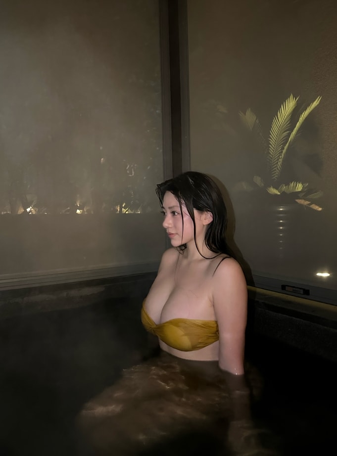 图片[2]-【微密圈】奶宝妹纸-夜晚的泳池 [24P10V-464MB]-写真栈-xiezz.cc