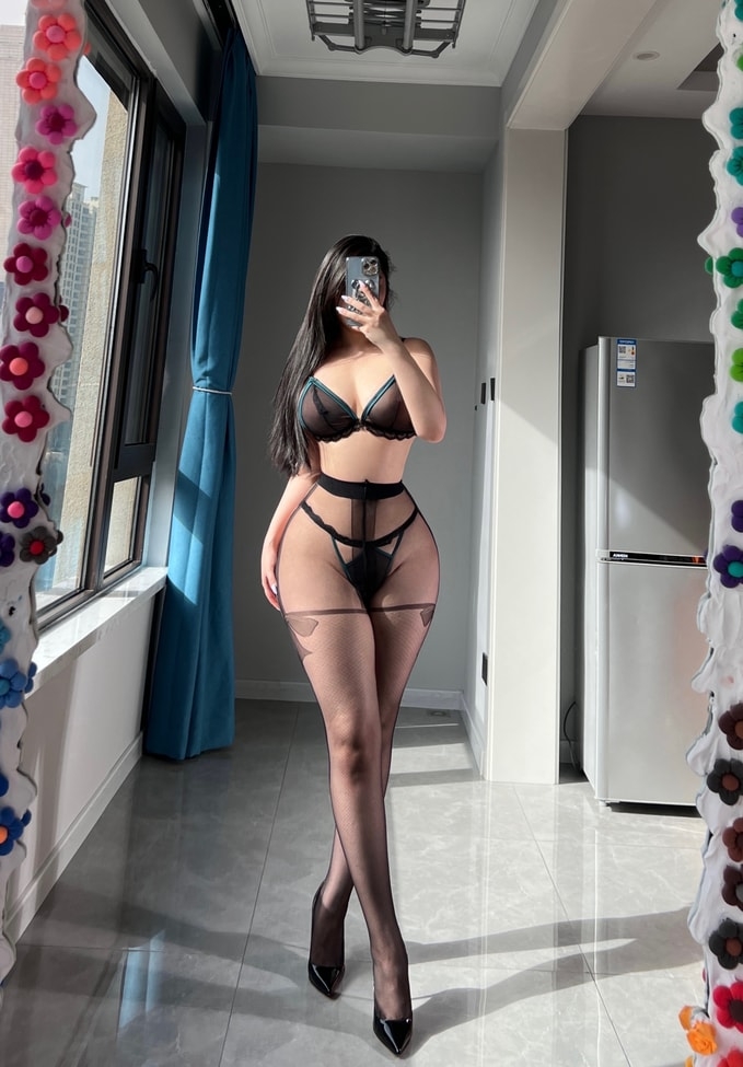 图片[2]-【微密圈】120斤的小王同学-蝴蝶结黑丝[50P13V-528MB]-写真栈-xiezz.cc