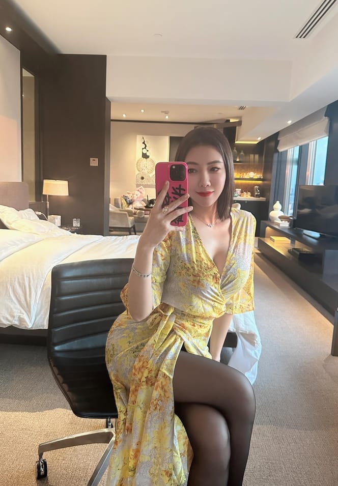 图片[1]-【微-密】果儿Victoria-黄色战袍[23P-27M]-写真栈-xiezz.cc