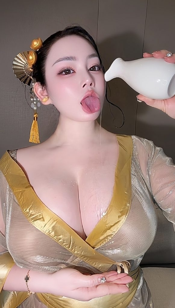 图片[2]-【微-密】爆爆猪炸-鱼子酱和生鱼片居家系列[12P4V-72MB]-写真栈-xiezz.cc