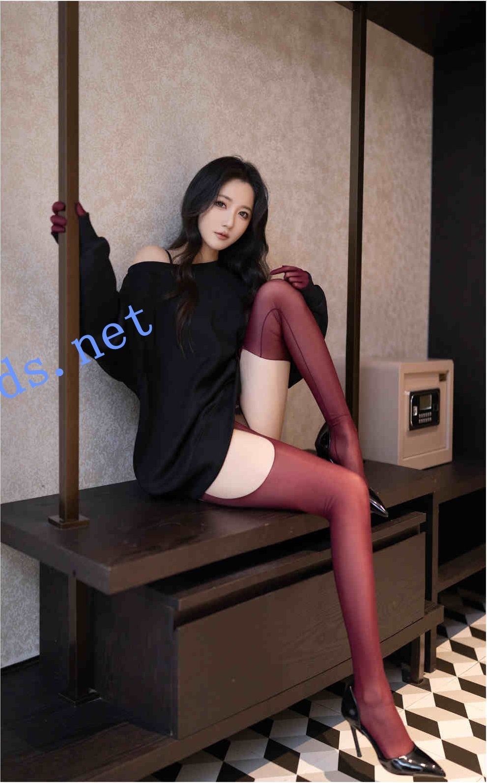 秀人网鱼子酱 红与黑 2025无水印超清写真