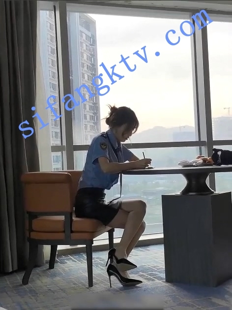 林星阑 2025秀人网 女警主题剧情向创作 轻氧氛围感 职业风美学 无水印高清静态素材1