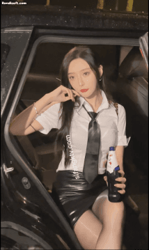 王馨瑶 2025秀人网第九弹 OL制服雨夜 轻氧质感动态GIF素材1