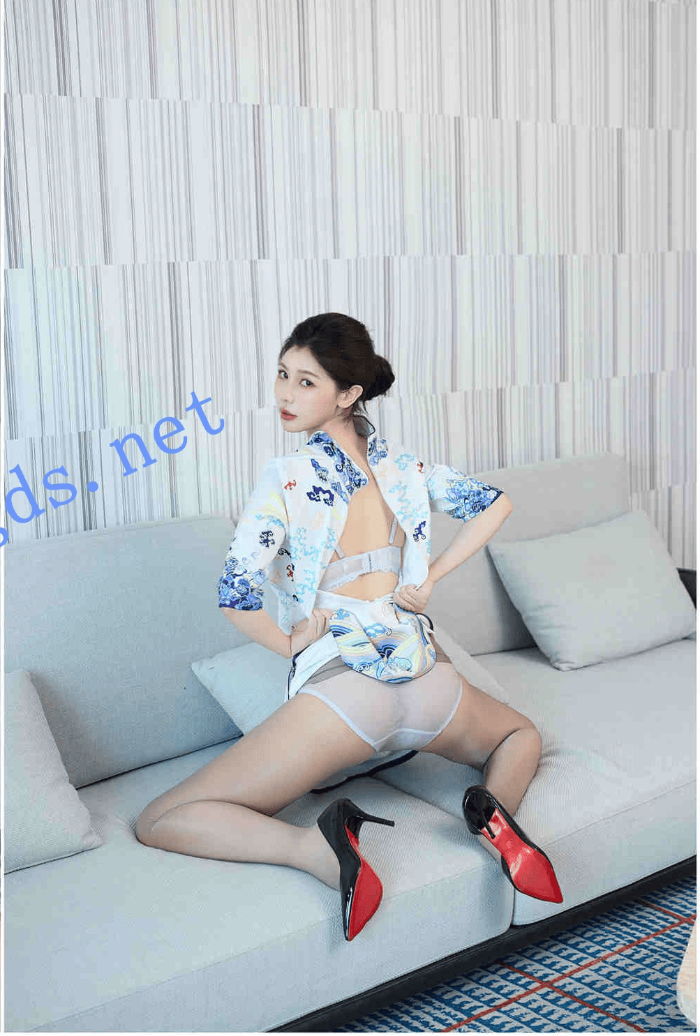 【永久专享】秀人网 尹甜甜 性感空姐超清写真+空姐的服务完整版！